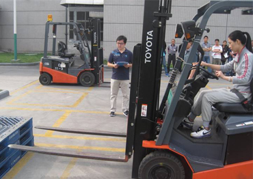 操作叉車前檢查、避讓障礙物、叉車倒車行駛要求、叉車停車放置及行為規(guī)范。